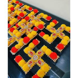 Juego de Rangoli Swastik Hecho a Mano de 6 Pulgadas, Reutilizable, con Pompones y Kundan, Decoración para Piso, Diwali, Pooja, Festival, Entrada, Regalo - Product Image 3