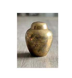 Petite urne souvenir abordable en laiton pour les cendres idéale pour le stockage discret du souvenir dans la maison ou l'autel - Product Image 3
