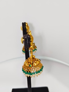 Pendientes Antiguos de Oro Sólido de 22k con Motivo de Lakshmi Hechos a Mano, Joyería de Boda con Esmeraldas Verdes y Perlas Naturales - Product Image 3