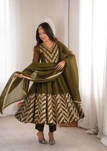 ชุดเดรส Anarkali ดีไซน์หรูหราสำหรับผู้หญิง พร้อมกางเกงและผ้าคลุมไหล่ ผ้าไหมเนื้อหนา ทรงบานยาวถึงข้อเท้า ไม่ยับง่าย เหมาะสำหรับงานปาร์ตี้ - Product Image 3