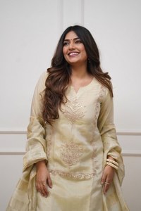 Conjunto de Kurti, Pantalón y Dupatta Bordados con Crema Gota Patti Sharara, Ropa Festiva India y Pakistaní - Product Image 3