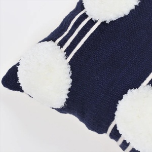 Housse de coussin carrée tuftée à la main, texture bohème bleue et ivoire avec pompons, pour canapé, décoration intérieure, à prix avantageux - Product Image 4