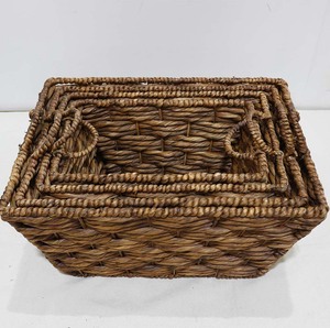 Panier de rangement rectangulaire en jacinthe d'eau naturelle et écologique avec poignées, organisateur de linge rustique multi-usages - Product Image 1