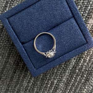 Anillo de Compromiso con Halo de Diamantes Cultivados en Laboratorio de Corte Ovalado para Mujer en Oro Rosa de 10K/14K/18K con Estilo Encantador - Product Image 5