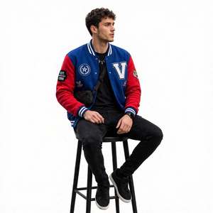 Chaqueta Varsity de Gamuza Azul y Roja para Hombre Whiteaura International, Diseño con Parche de Letra V Bordada, Cuello Camisero, Corte Regular - Product Image 4