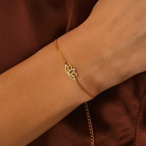 Bracelet à double chaîne en or jaune avec fleur de lotus et diamant cultivé en laboratoire - Product Image 6