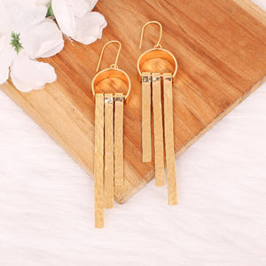 Boucles d'oreilles pendantes en laiton martelé style bohème, bijoux ethniques artisanaux de qualité supérieure, commande en gros - Product Image 2