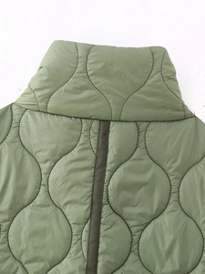 Chaqueta Acolchada sin Mangas para Mujer, Cuello Alto, Cierre de Botones, Verde Sólido, Relleno de Poliéster, para Otoño - Product Image 2