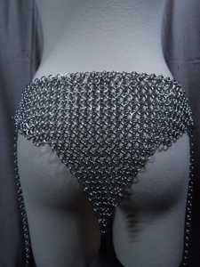 Armure en maille d'acier nickelé noir, forme irrégulière, vêtement de mode en métal artisanal - Product Image 2