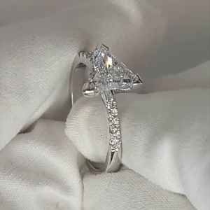 Bague éternité en or blanc 14 carats avec diamant de laboratoire taille trilliant de 2,02 carats et griffes en forme de flèche pour femme, idéale pour un cadeau de promesse de mariage. - Product Image 1