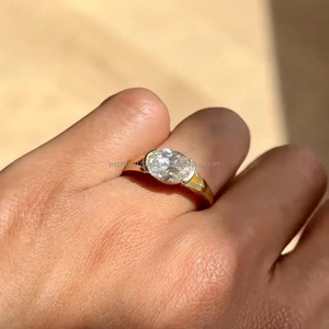 Anillo de diamante cultivado en laboratorio de forma ovalada de lujo, elaborado con un elegante diseño en oro y un estilo nupcial atemporal. - Product Image 1