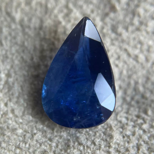 ไพลินสีน้ำเงินเข้มธรรมชาติทรงลูกแพร์ ไพลินจากเหมืองเชลอน ไพลินเม็ดเดี่ยวผ่านการอบความร้อน - Product Image 1