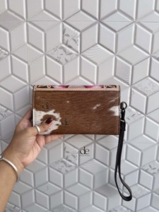 Nouvel Arrivage : Portefeuille Western en Cuir Rose Motif Tournesol, Gravé à la Main, en Peau à Poils, Multi-usages, Élégant, Type Pochette - Product Image 4