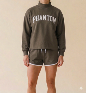 Conjunto de Dos Piezas Moderno para Mujer con Cuello Alto y Pantalones Cortos, en Tejido de Punto Suave, Ajuste Cómodo y Estilo Casual - Product Image 1