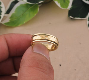 Anillo de banda de eternidad minimalista hecho a mano con engaste de bisel chapado en oro de plata de ley 925 para mujer, ideal para fiestas, venta al por mayor. - Product Image 1
