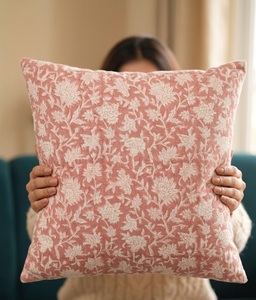 Funda de Cojín Cuadrada con Estampado Floral Tradicional en Rosa Empolvado y Crema, Directo de Fábrica, 18X18 - Product Image 1