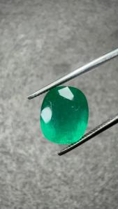 Émeraude naturelle zambienne ovale de 5,15 carats, pierre précieuse verte certifiée GIA pour bijoux fins - Product Image 3
