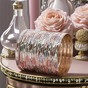 Brazaletes personalizados rellenos de oro de 3 tonos al por mayor, brazaletes texturizados chapados en oro de 3 tonos, brazaletes de moda, juego de brazaletes de latón tricolor. - Product Image 3