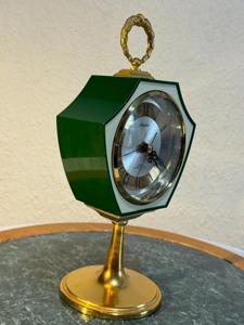 Nuevo Reloj de Escritorio Poligonal Verde con Movimiento de Cuarzo, Función de Alarma, Diseño Tradicional y Base de Latón - Product Image 1