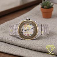 Montre-bracelet de créateur entièrement sertie de diamants Moissanite taille ronde et chiffres romains classiques multicolores