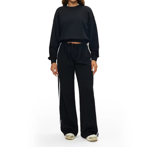 Ensemble de survêtement pour femme en coton et polyester, coupe ample, avec logo personnalisé, bandes latérales, vêtements de sport de luxe de haute qualité - Product Image 4