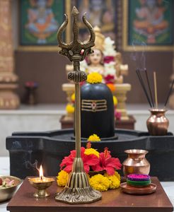 Tridente Decorativo de Latón Shiva Trishul con Damru, Señor Shiva Bholenath, para el Hogar, Templo, Pooja, Decoración Espiritual - Product Image 4