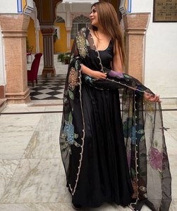 AARIKA TEXTILE Ensemble ethnique de luxe pour femme, imprimé Teibi, en organza et crêpe naturel, à séchage rapide, avec dentelle miroir, style Anarkali et pantalon assorti - Product Image 1