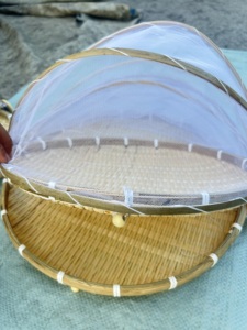 Ensemble de 3 plateaux de service pour pique-nique en plein air, tissés à la main, avec protection anti-insectes, en bambou fait main avec couvercles en maille - Product Image 3