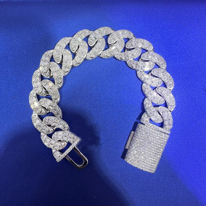 สร้อยข้อมือฮิปฮอปแบบ Cuban Link ชุบทองคำขาว 925 ประดับเพชรโมอิสซาไนต์ สำหรับผู้ชาย จาก Vana Jewels - Product Image 1