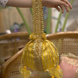 กระเป๋าไหมสีเหลืองกำลังฮิต แต่งลายปักดิ้นทองแบบโกต้าปัตติ สำหรับผู้หญิง งานแต่งงาน งานเจ้าสาว กระเป๋าถือแบบเชือกรูด กระเป๋าถือสไตล์ชาติพันธุ์สำหรับงานกลางคืน - Product Image 1
