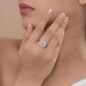 Elegante Anillo de Diamantes en Forma de Girasol en Oro Blanco, Corte Redondo y Marquesa, Anillo Fino para Aniversario, Compromiso o Declaración de Amor - Product Image 4