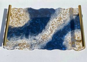 Plateau décoratif en résine style géode, agate, bleu marine foncé, avec poignées modernes en barres dorées - Product Image 3