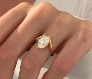 Bague solitaire moderne en diamant avec élégante bande en V, bijou de luxe pour fiançailles, mariage ou anniversaire, design raffiné. - Product Image 6