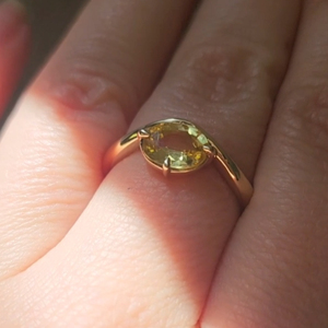 Anillo de Topacio Ovalado en Oro Amarillo para Mujer, Anillo de Compromiso Minimalista con Piedra Preciosa - Product Image 2