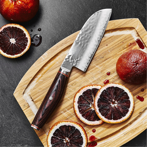 Couteaux de chef avec manches en bois grainé brun et noir et lames martelées argentées pour couper les fruits, les légumes et préparer les aliments - Product Image 3