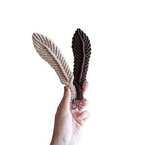 Llavero de macramé hecho a mano con tutoriales de escritura y fotografías, regalo de boda, llavero boho hecho a mano - Product Image 1