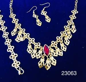 ชุดสร้อยคอและต่างหูดีไซน์ดอกไม้ชุบทอง 24K จาก MOLL JEWELLERS ประดับเพชรซิร์คอน สำหรับผู้หญิง เหมาะสำหรับงานหมั้นและงานแต่งงาน - Product Image 6