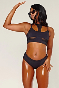 Tenue de performance estivale légère et tendance pour femme, idéale pour la pole dance : haut court à col montant et short taille haute. - Product Image 3