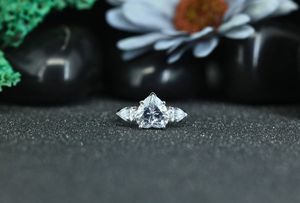 Anillo de Compromiso de Moissanita en Forma de Corazón a Precio de Fábrica, Anillo de Boda de Plata 925 con 3 Piedras y Baño de Rodio para Mujer - Product Image 1