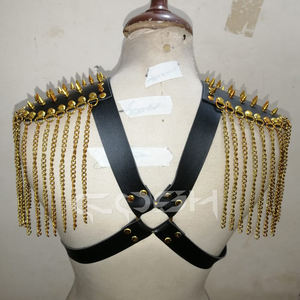 Arnés de hombro de piel sintética negra con púas y herrajes antiguos con cadenas multicolor. - Product Image 3