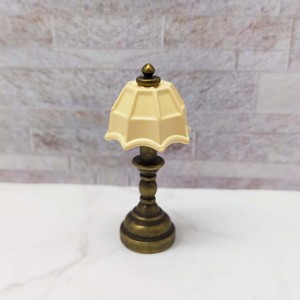 Lámpara de Mesa Vintage Elegante en Miniatura 1:12, Accesorios Metálicos Plateados para Casa de Muñecas, Decoración para Mini Mundo - Product Image 1