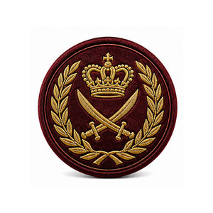 Badges personnalisés pour bérets, designs décoratifs avec détails soignés pour les couvre-chefs et accessoires vestimentaires professionnels - Product Image 1