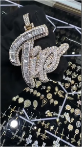 สร้อยคอจี้เพชรโมอิสซาไนต์แบบฮิปฮอป ตัวอักษรโลโก้แบบกำหนดเอง ตัวอักษรแฟนซี เงินแท้ 925 เพชรทรงบาแกตต์ VVS จี้ชื่อสำหรับงานปาร์ตี้ - Product Image 2