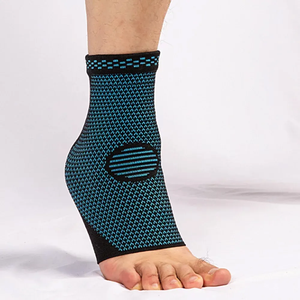 Tobillera de punto acanalada negra y roja con talón abierto, protector de pie flexible de tela suave y ligera para entrenamiento - Product Image 5