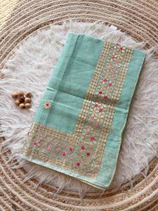 Sari en organza de soie avec broderie florale dorée et motifs ajourés, bordure élégante – Idéal pour les fêtes et les mariages - Product Image 3