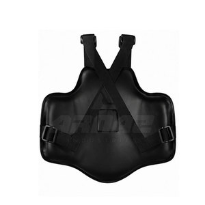 Protège-poitrine de boxe ergonomique avec forme ajustée au corps et fixation fiable pour l'entraînement - Product Image 2