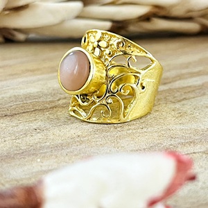 Dernier design Bague bohème en laiton plaqué or 18 carats pour femme, avec filigrane, pierre de lune pêche et motifs floraux tribaux, Bijoux vintage, Vente en gros/OEM - Product Image 2