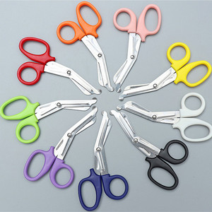 Petites ciseaux médicaux manuels à tête angulaire en plastique de 14,8 cm, à lame dentelée, pour pansements, instrument de secouriste extérieur, certifiés CE - Product Image 1