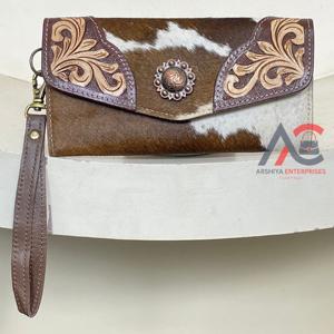 Portefeuille long en cuir véritable de vachette de haute qualité pour femme, avec blocage RFID, porte-cartes et pochette à monnaie, fait main, orné d'un concho - Product Image 1