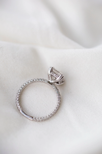 Bague de fiançailles pour femme en diamant taille émeraude, sertie à griffes, style classique - Product Image 3